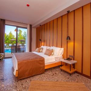 Honeymoon Room with Spa Bath - Swim Up