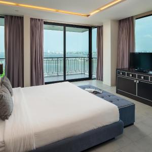 One-Bedroom Suite Sea View