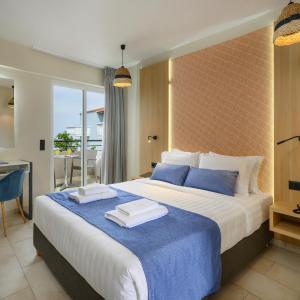 Deluxe Double Room with Side Sea View