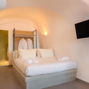 Cave Executive Suite Hot Tub