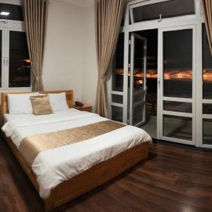 Queen Room with Balcony