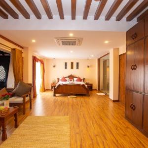 Honeymoon Suite - 20% off on Food & Beverage, Early check-in & Late check-out by 2 hours