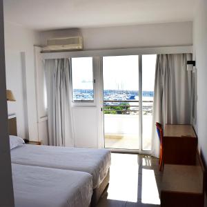 One-Bedroom Apartment with Sea View (4 Adults)