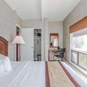 2 Queen Beds Kitchenette Suite Non Smoking