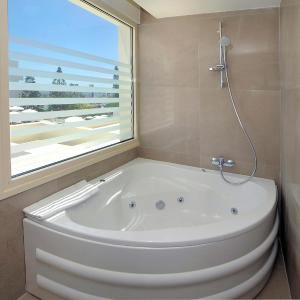 Luxury Suite with Sea View & Spa Bath