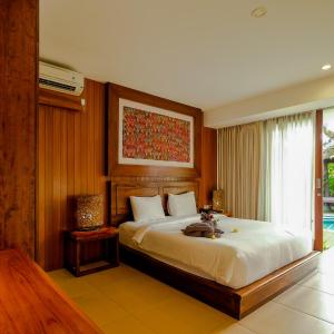 Queen Room with Pool View
