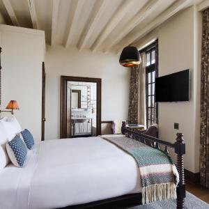 Queen Loft with Tub