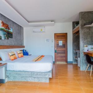 Queen Room with Pool View