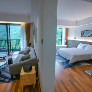Deluxe Suite with Spa Bath