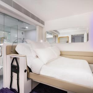 Premium Queen Cabin