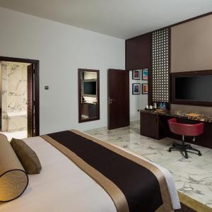Executive Suite with Balcony , including Soluna Beach Club Access on Palm Jumeirah, early check in at 11am, late check out at 4pm, 25% discount on Food & Beverage (offer valid until 30th September 2026)