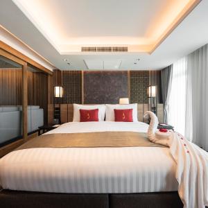 One-Bedroom King Suite