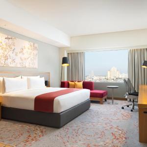 1 King One-Bedroom Suite