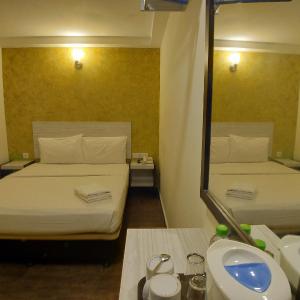 Deluxe Queen Room (no window)