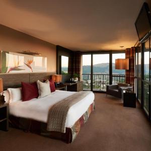 King Room Mountain View (upper)