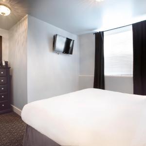 King Room with Shared Bathroom