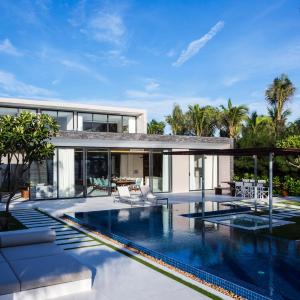 Three-Bedroom Beachfront Villa with Private Pool and Bathtub