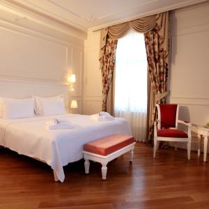 CORINNE SUITE