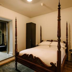 Deluxe Queen Room with Balcony
