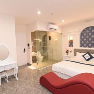Suite with Balcony and Lake View
