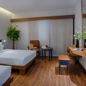 Deluxe double or twin room with small window