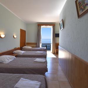 Triple Room - TV and Bathroom