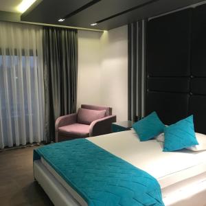 Deluxe Double Room (2 Adults + 1 Child)
