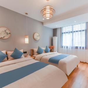 Quadruple Room with Private Bathroom