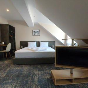 Deluxe Double Room (2 Adults + 1 Child)