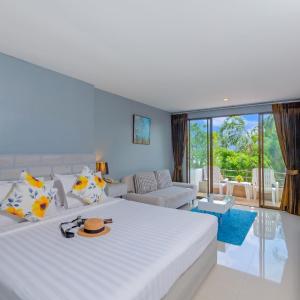 Grand Deluxe with Pool View