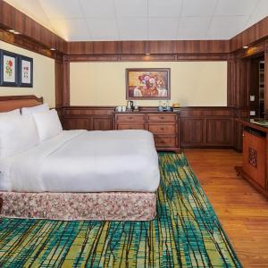 Executive Anderson Room (King) - 10% Discount on Foods & Soft Beverages* | 15% Discounts on Laundry Services* | INR 500 spa credit during your stay on selective Massage services. TnC Apply.* | Free Minibar - 2 cans of soft Beverages (Once on Arrival)