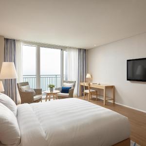 [Waterpark PKG] Deluxe Double Room with Water Park Tickets for 2