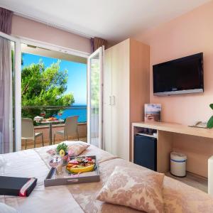 Double or Twin Room with Balcony and Sea View