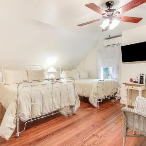 Quadruple Room with Private Bathroom