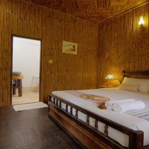 Private Bungalow Palm Double Bed