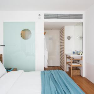 Medium room with city view