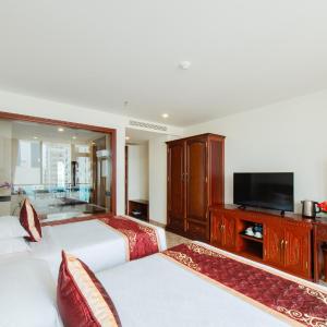 Deluxe Triple Room with Balcony and City View