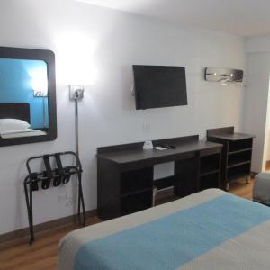 Deluxe Queen Room with Two Queen Beds - Smoking
