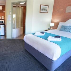 Deluxe Queen Room with Bath