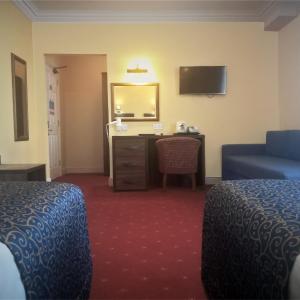 Family Room (2 Adults + 2 Children)