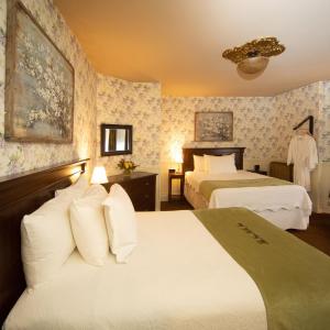 Double Room with Two Double Beds with Private Bathroom