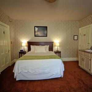 Queen Room with External Private Bathroom