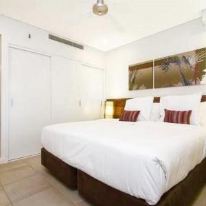 Two-Bedrooom Penthouse Apartment Canal View