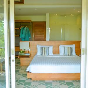 Deluxe Suite with One-Way Airport Transfer