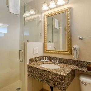 Deluxe Room, 2 Queen Beds, Pool View, Non Smoking