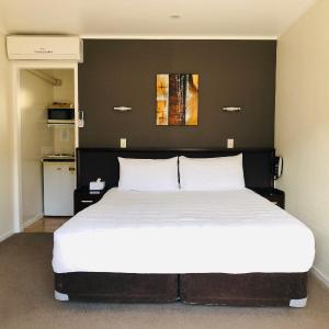 Master Studio with Walk-in Shower