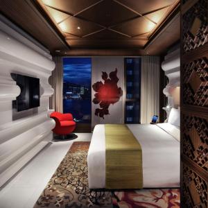 Half Moon Premier King Room with Partial Harbor View
