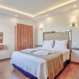 Double Room with Partial Sea View