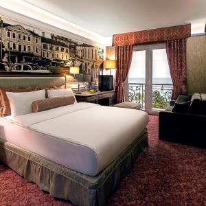 Deluxe Triple Room with Sofa Bed and Sea View Balcony