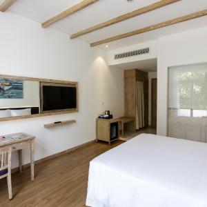 Elite Deluxe King Room with Balcony - Pool/City View